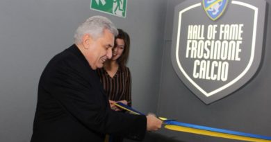 All’improvviso il presidente – prima di iniziare la conferenza stampa – mostra una foto che gli porge il segretario generale Pellegrini: ci sono 8-9 ragazzini attorno al custode dell’epoca Paolino, uomo buono come il pane, anche lui una pietra miliare come lo furono in tanti in quell’epoca. E tra quei ragazzini c’è proprio Maurizio Stirpe, è l’anno 1966, il presidente di quel Frosinone è il papà cavalier Benito.