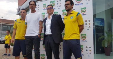 Davide Papa con Alessandro Nesta e i calciatori del Frosinone