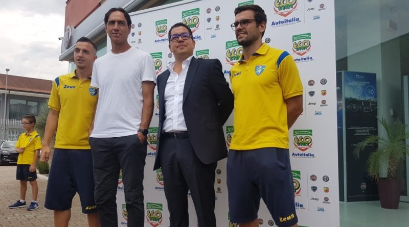 Davide Papa con Alessandro Nesta e i calciatori del Frosinone