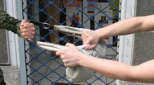 rapina donna portafogli ladro il corriere della provincia
