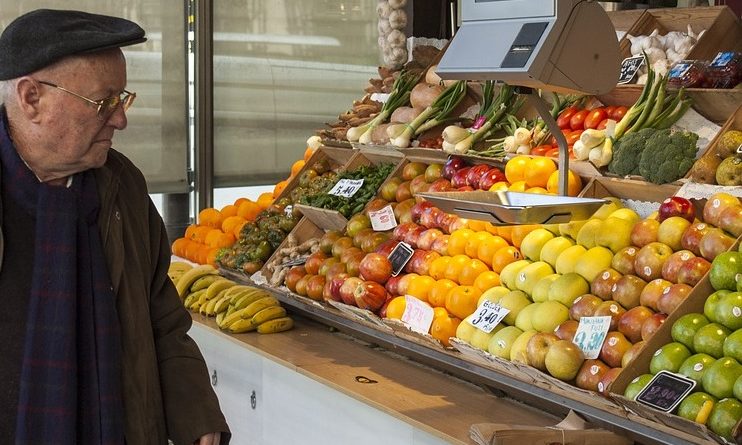 anziano mercato frutta il corriere della provincia