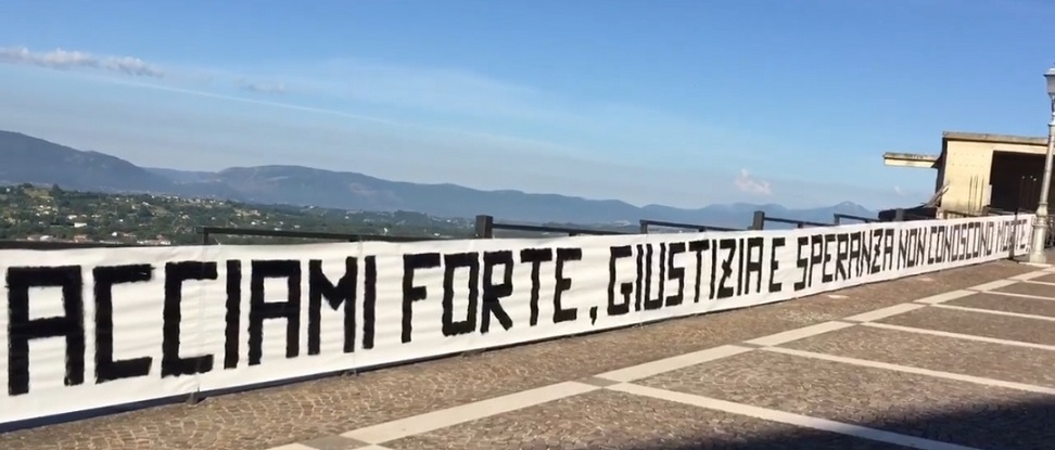 striscione guglielmo arce il corriere della provincia