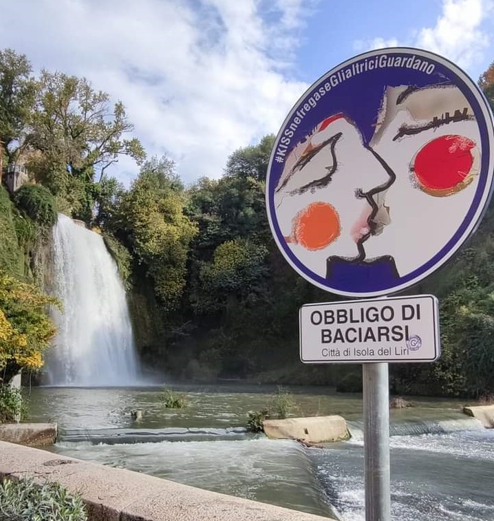 obbligo di baciarsi