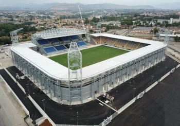 Petardi allo stadio durante Frosinone-Palermo: daspo per due tifosi