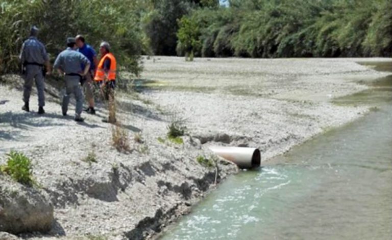 Carabinieri forestali forestale ambiente scarico scarichi fiume sacco inquinamento veleni ceccano schiuma frosinone ciociaria
