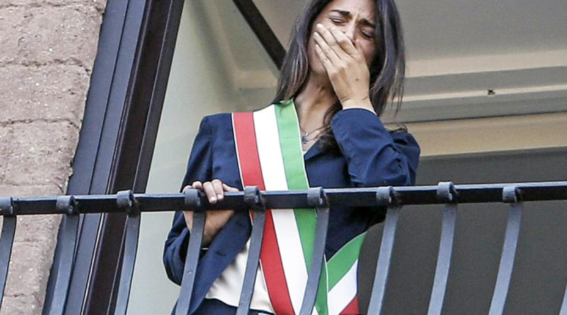 Il sindaco di Roma Virginia Raggi che piange commossa