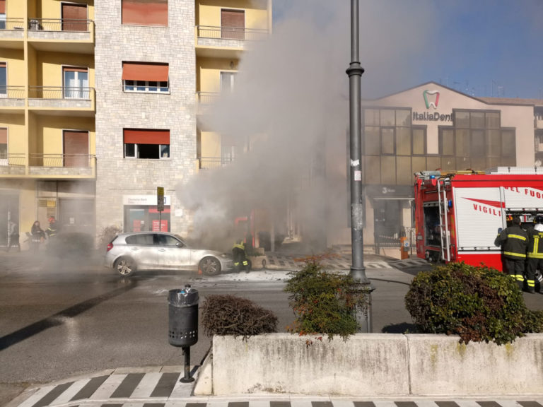 Auto in fiamme via aldo moro frosinone vigili del fuoco