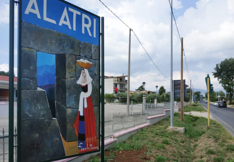 ALATRI – Installato un altro cartellone turistico realizzato dal compianto assessore Fiorletta