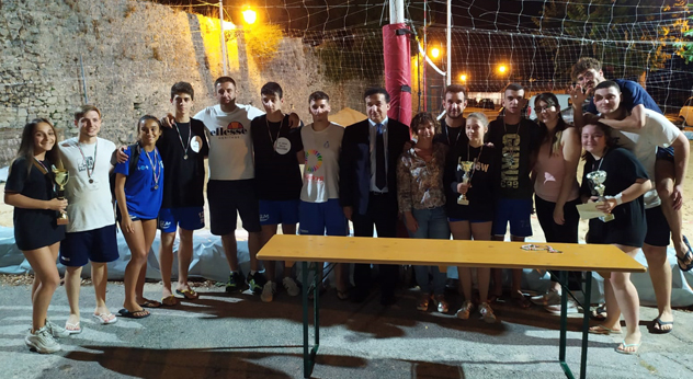attualità sport iniziativa torneo premiazioni cultura Boville Ernica Ciociaria Frosinone Grande successo beach volley consegna dei premi Amministrazione comunale squadre vincitrici “Estate al Borgo Boville” GLM Boville Volley Enzo Perciballi Anna Maria Fratarcangeli Servizi sociali Anna Verrelli classifica