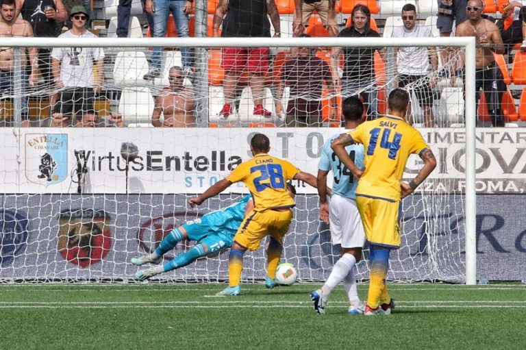 Entella-Frosinone 1-0, giallazzurri beffati nel finale