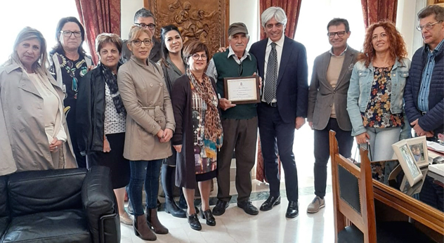 attualità lavoro pensione Ferentino Frosinone Ciociaria 38 anni al servizio Ente Mario Pellicciaro traguardo Antonio Pompeo palazzo municipale Comune di Ferentino professionalità impegno cimitero comunale dipendenti Angelica Schietroma