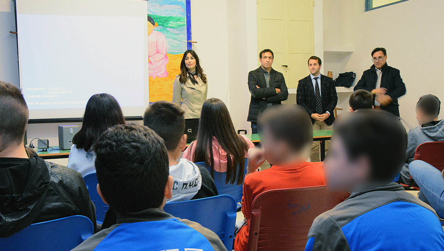 POFI - PROGETTO SCUOLA MEDIA 01 attualità scuola studenti Pofi Frosinone Ciociaria progetto incontro iniziativa scuola media “Il vero aiuto non si usura” sportello antiusura e sovraindebitamento Tommaso Ciccone fenomeno malattia per il gioco d’azzardo prevenzione informazione operatori