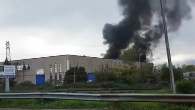 Frosinone – Ennesimo incendio in una fabbrica, la nube nera spaventa