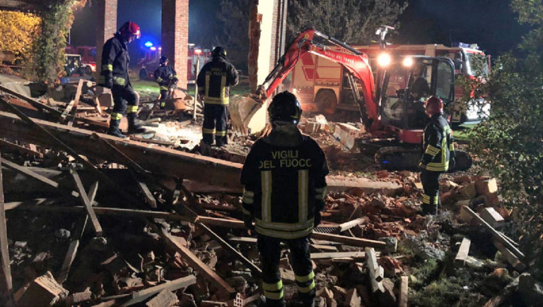 Vigili del fuoco morti dopo l’esplosione, a Frosinone le sirene delle forze dell’ordine salutano le vittime