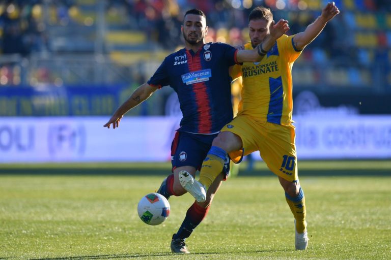 Serie B, Frosinone beffato nel finale: il Crotone vince 2-1