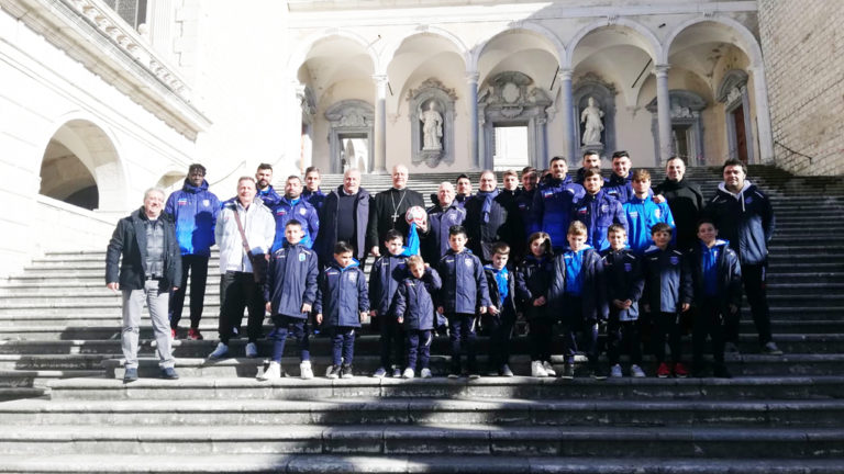 Il Cassino calcio come da tradizione ha omaggiato la Comunità Benedettina di Montecassino