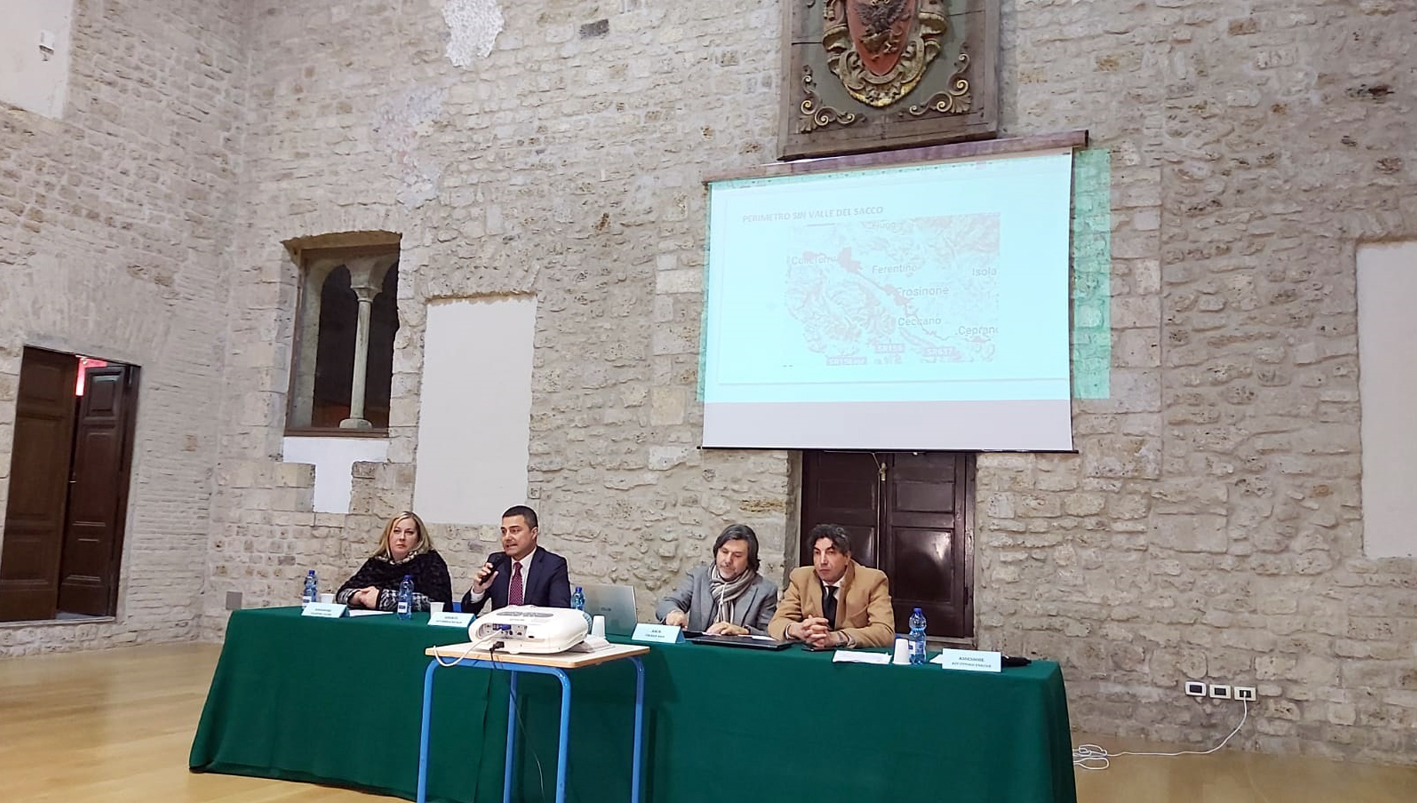 Anagni - Convegno SIN 01 attualità ambiente Anagni Frosinone Ciociaria convegno linee operative del SIN SIN Valle del Sacco politica successo politico Daniele Natalia Vittorio D’Ercole Valentina Cicconi Vincenzo Maia delibera Ministero dell’Ambiente Urbanistica Industria Amministrazione Natalia sviluppo territoriale
