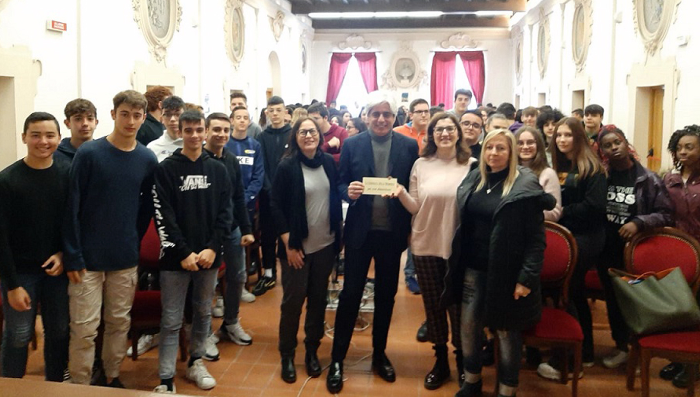 FERENTINO - GIORNATA DELLA MEMORIA AL MARTINO FILETICO 01 attualità cultura scuola Ferentino Ciociaria Frosinone giornata della memoria 27 gennaio per non dimenticare shoah olocausto cerimonia commemorativa manifestazione Istituto d’Istruzione Superiore “Martino Filetico” diritti umani Miur targa commemorativa atto simbolico Antonio Pompeo studenti la negazione della libertà dignità umana