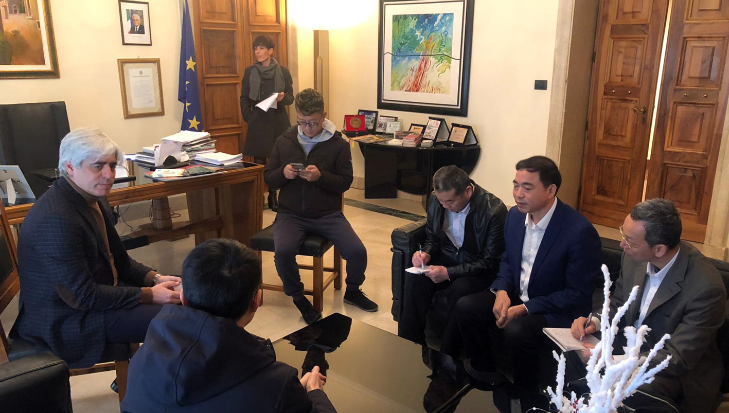 Ferentino - Delegazione cinese in visita 01 attualità cultura Frosinone Ciociaria Ferentino Delegazione cinese di Shenzhen Comune di Ferentino Government Office Administration incontro Massimo Pittarello Frayin International Sviluppo sostenibile tecnologie pulite strategie ambientali Antonio Pompeo sviluppo economico rispetto dell’ambiente