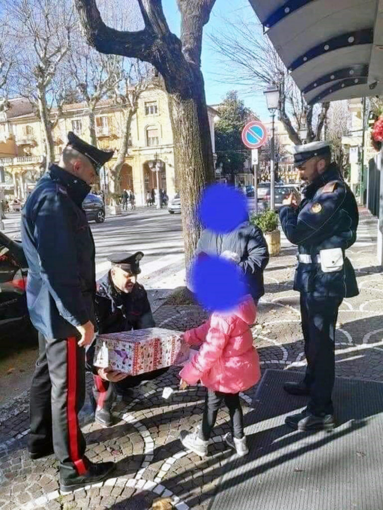 fiuggi carabinieri bambina regalo natale