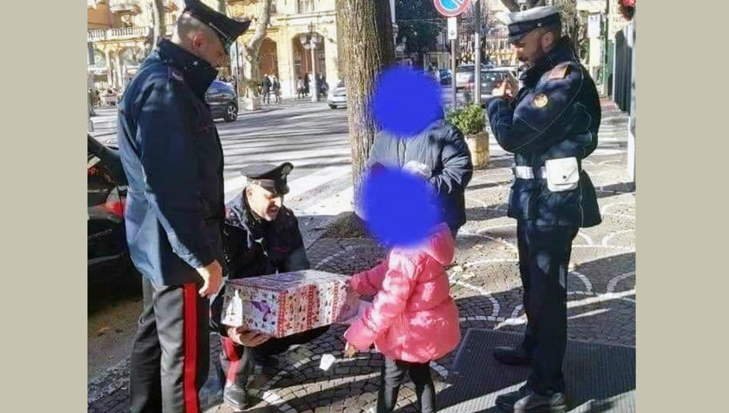 fiuggi-carabinieri fiuggi carabinieri bambina regalo natale