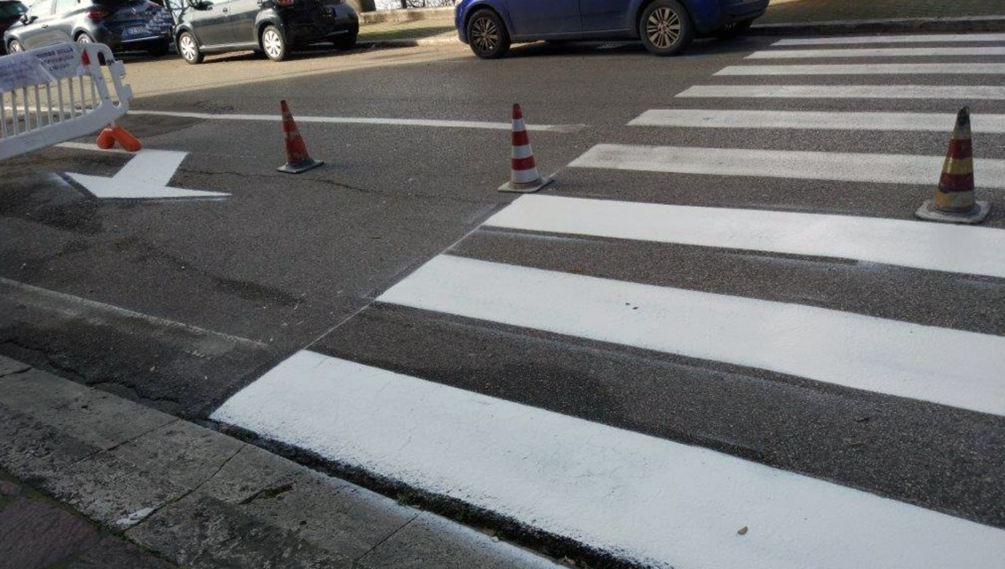 Segnaletica orizzontale 01 attualità Frosinone Ciociaria lavori lavori pubblici lavori in corso lavori stradali segnaletica orizzontale sicurezza stradale corso della Repubblica automobilisti pedoni parte alta del capoluogo Interventi di manutenzione decoro urbano Amministrazione Ottaviani