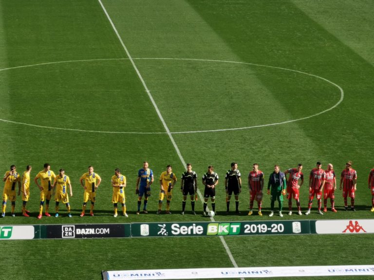 Il Frosinone paga cari i suoi errori e i fischi arbitrali: allo “Stirpe” la Cremonese passa 0-2