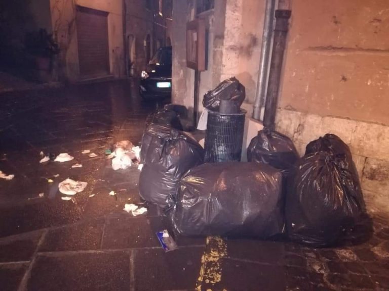 Anagni, mascherine e guanti gettati per strada. L’ira del sindaco Natalia