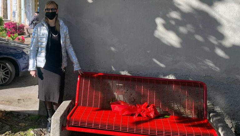 Anagni – Una panchina dipinta di rosso contro la violenza sulle donne