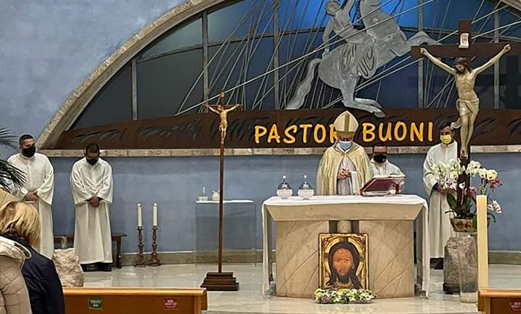 vescovo in chiesa preghiera