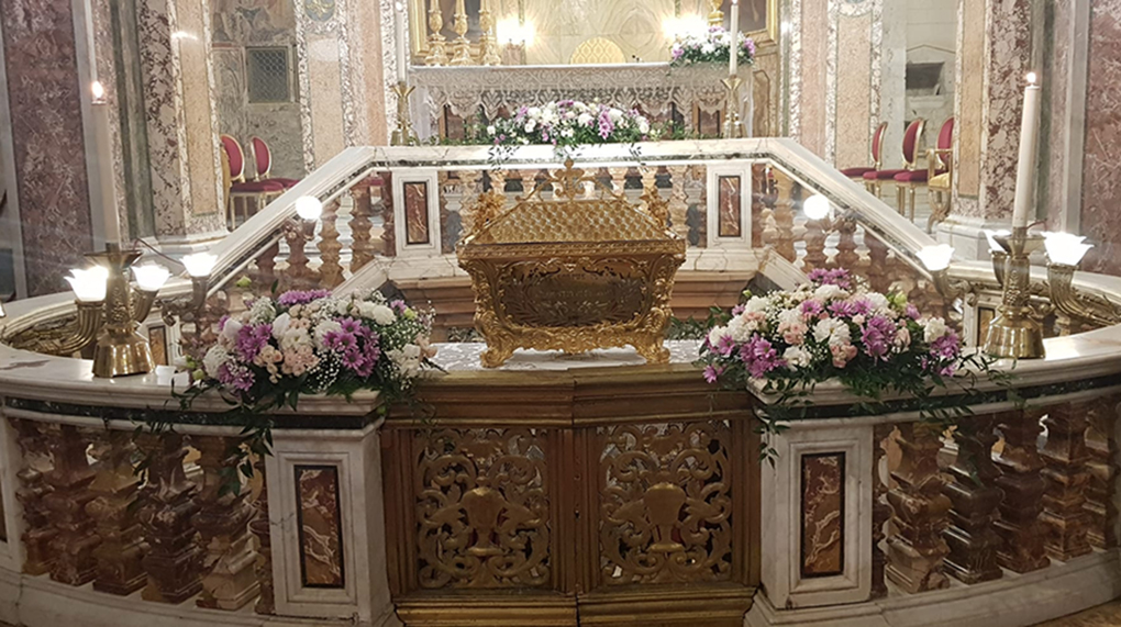 altare e urna