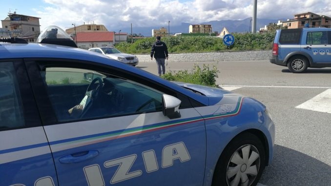 Cassino – Getta la droga dallo sportello dell’auto: arrestati due uomini