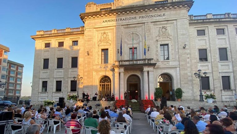 In Provincia vince la bellezza: straordinario successo del concerto evento in Piazza Gramsci