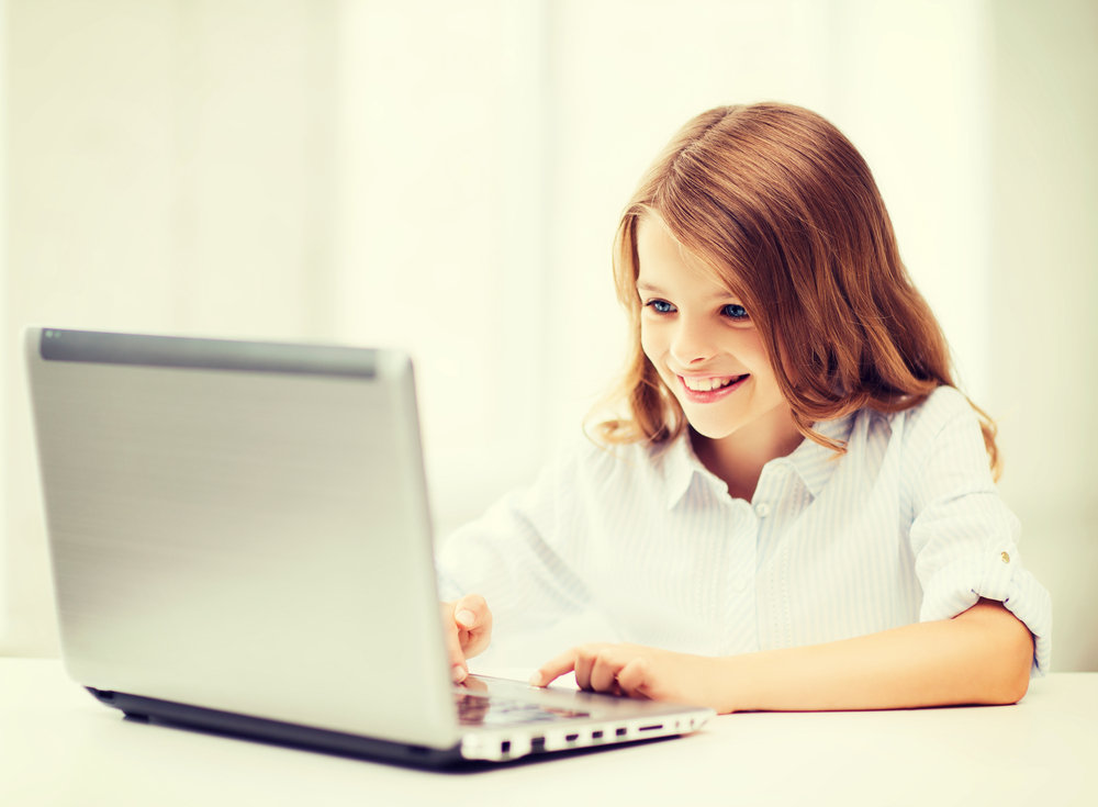 Education,,School,,Technology,And,Internet,Concept,-,Little,Student,Girl videogiochi per bambini