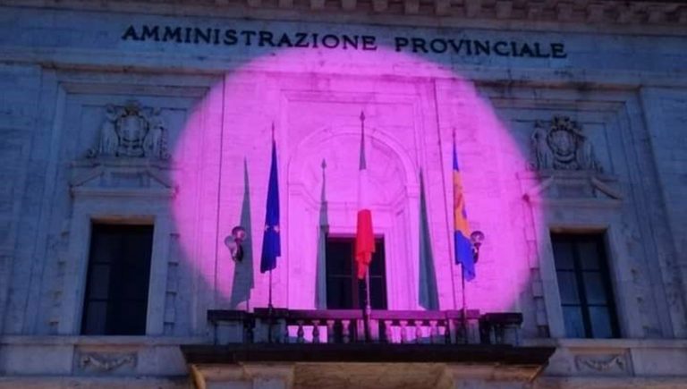 La Provincia s’illumina di rosa nel mese della prevenzione per la lotta contro il tumore al seno