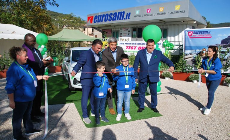 Veroli – Nuova colonnina di ricarica per auto elettriche, in tanti allo showroom di Eurosam