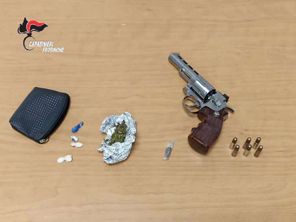 Compagnia di cassino, foto pistole-e-droga