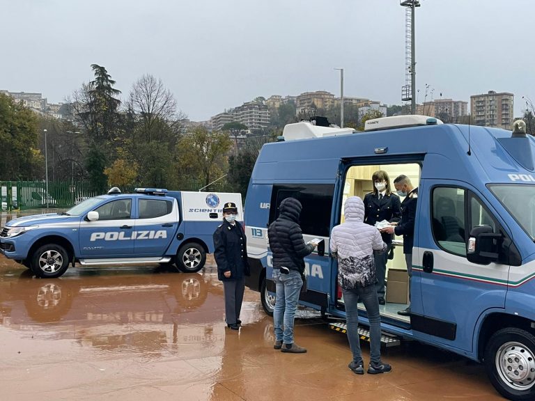 violenza-donne-polizia-in-campo