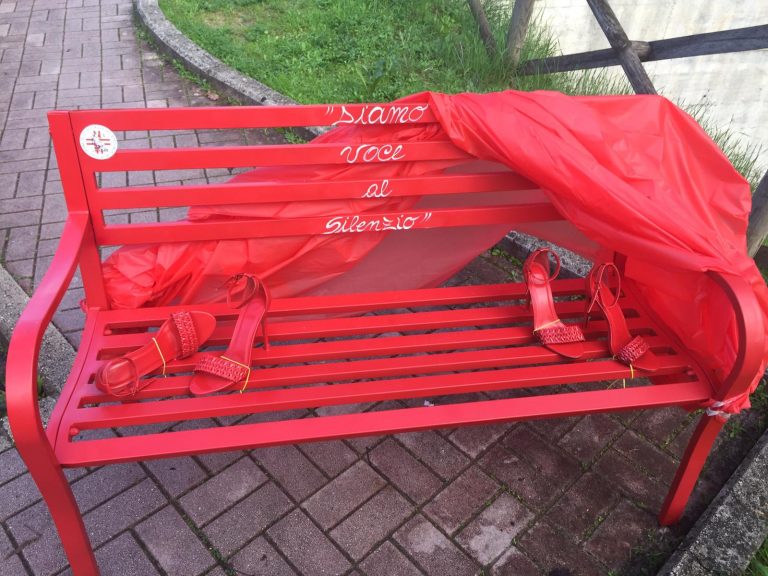 Frosinone – Violenza sulle donne: l’Ordine delle Ostetriche in campo con una panchina rossa decorata dagli studenti