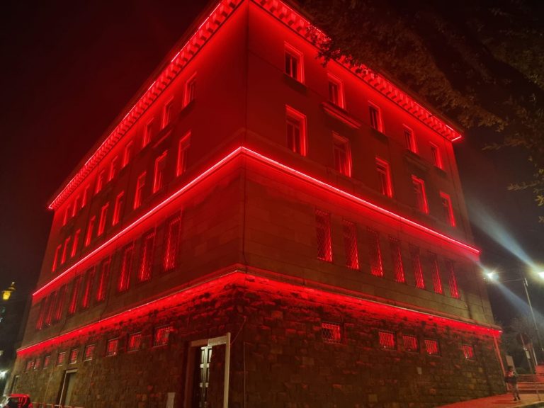 Frosinone – Il Palazzo comunale si colora di rosso per onorare le donne
