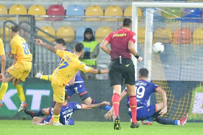 Serie B, il Frosinone batte il Crotone 2-1: decide un gol di Cicerelli allo scadere