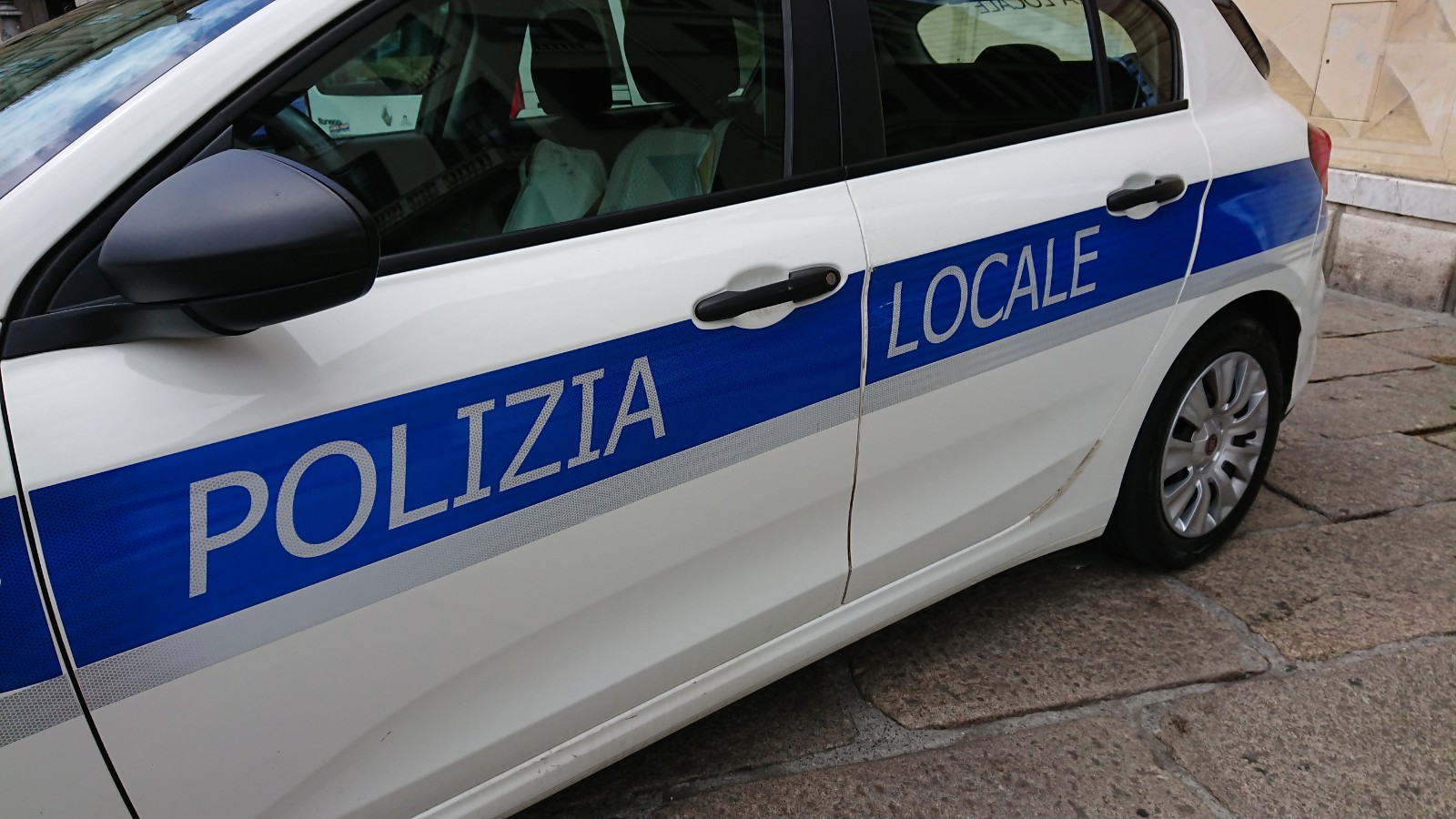 polizia-locale auto-polizia-locale-coltello-in-classe