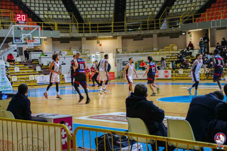 Basket – Cassino chiude male il 2021: al PalaCalafiore termina 82-65 per la formazione di casa