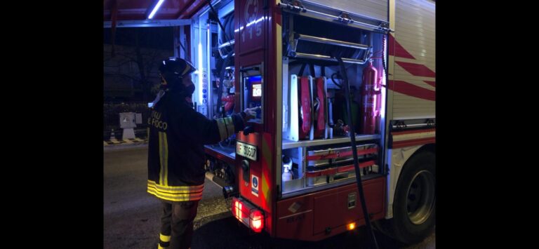 Frosinone – Incendio in un’attività commerciale: i vigili del fuoco spengono le fiamme ed evitano il peggio