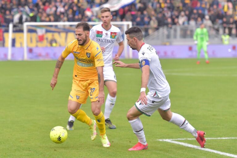 Serie B, tra Frosinone e Ternana finisce 1-1: giallazzurri in inferiorità numerica per 70 minuti