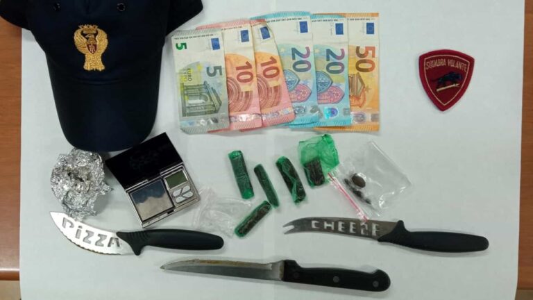 Vende droga ad uno studente alla Villa Comunale: arrestato e poi rimesso in libertà