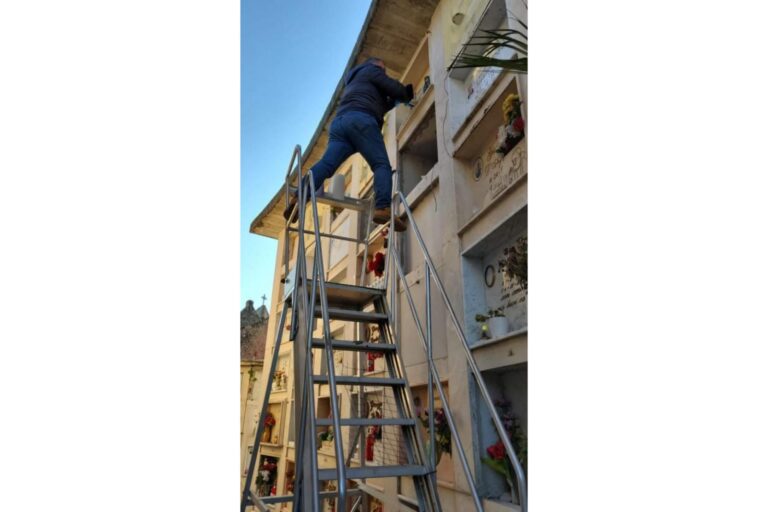 Cassino, per depositare i fiori sulla tomba del padre è costretto a delle vere e proprie acrobazie: la denuncia social diventa virale