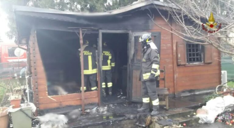 Baracca di legno bruciata da un incendio: il corpo senza vita di una donna tra le macerie. Indagini per capire cosa sia accaduto