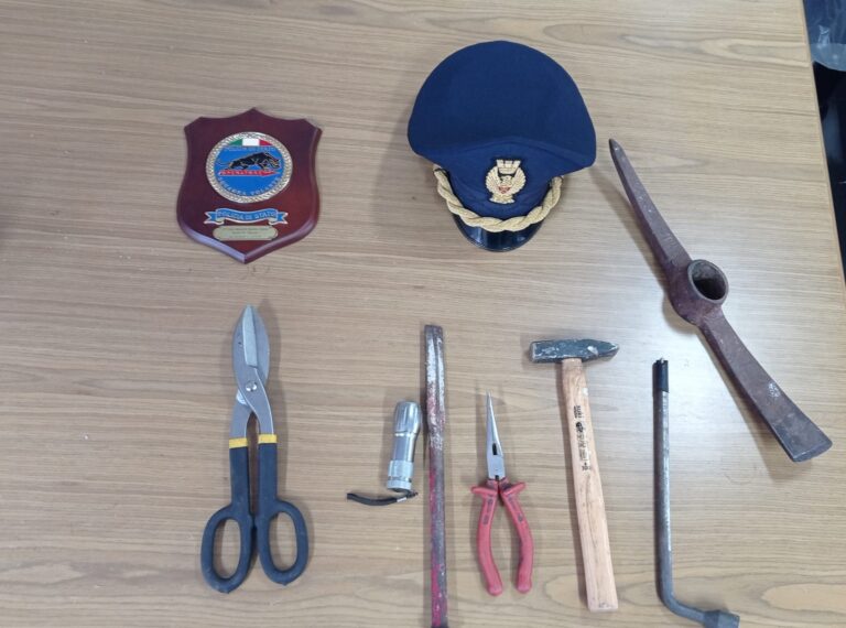 arnesi-scasso-sequestro-polizia-volanti
