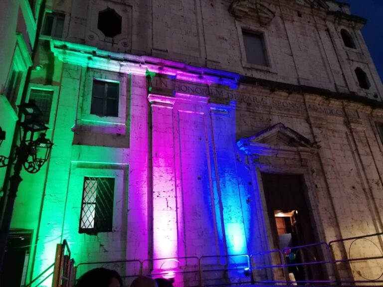 Alatri – La chiesa degli Scolopi, in piazza Santa Maria Maggiore, vestita di verde, fucsia e blu